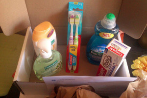 Zahnbürsten, Duschgel, Spülmittel, Zahncreme und Küchenseife